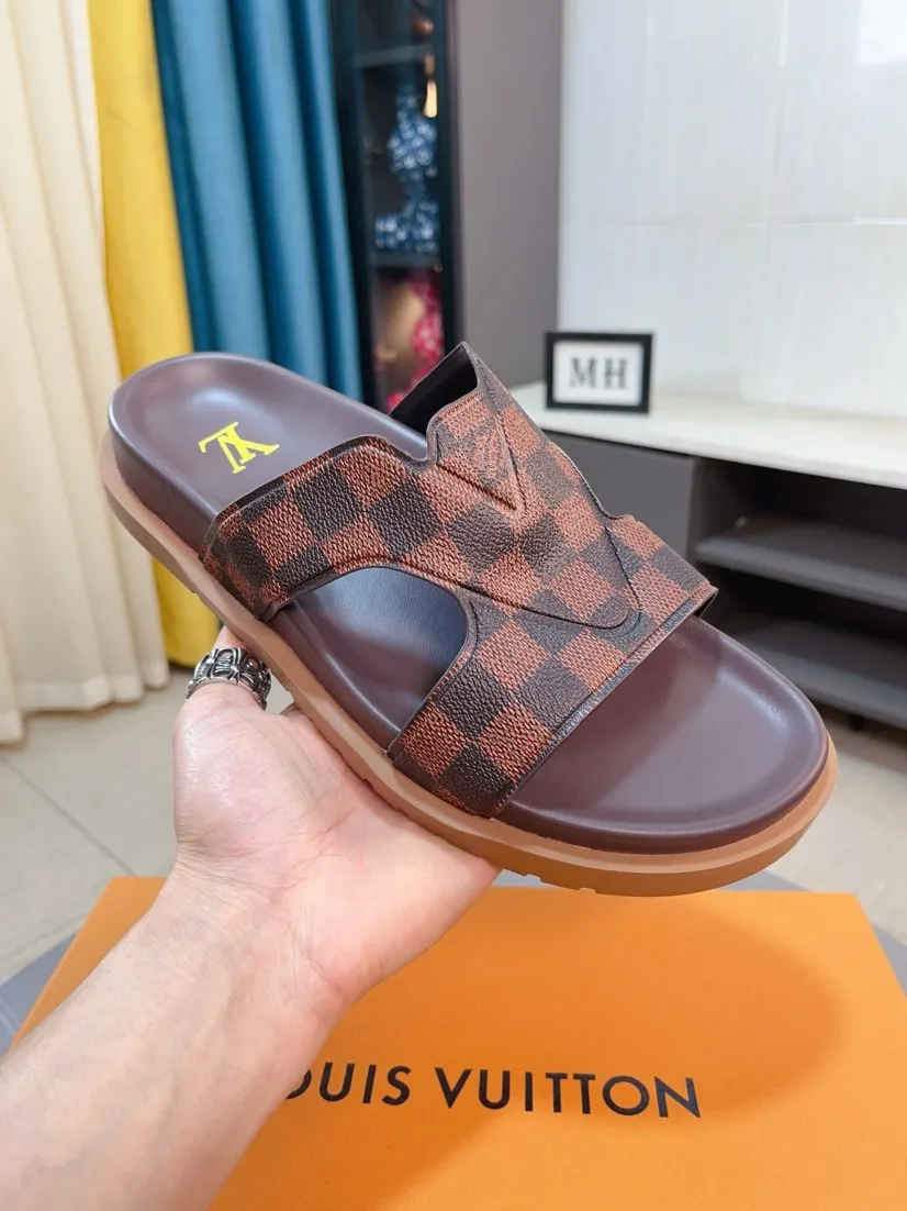 Men's shoes💰300🌹🌹【LV】Multi-color new men's slippers, original top-quality version, original special cowhide with pebbled embossing➕sheepskin on the inner and side, non-slip combination sole, more stable walking, more comfortable and lightweight, high-end and generous, size: 38~44